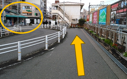 2.階段を下りそのまま真っすぐ進みます。 2.階段を下りそのまま真っすぐ進みます。