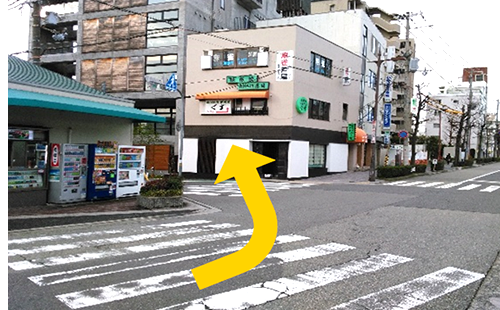 3.前方の左手に見えるミドリ色のヤネの 「タバコ屋さん」を左折して、 3.前方の左手に見えるミドリ色のヤネの 「タバコ屋さん」を左折して、